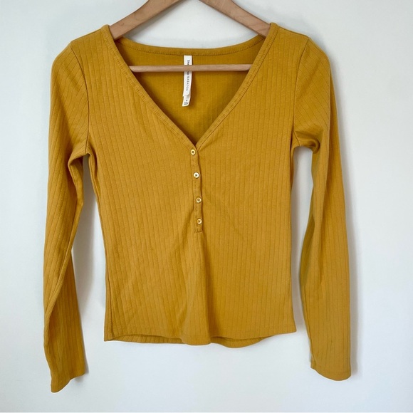 Aritzia Babaton Ribbed Henley Yellow Sweater - Picture 1 of 6